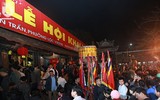 Bất chấp mưa rét, hàng vạn người chen chân xin ấn ở đền Trần